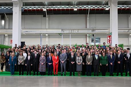 18/03/2025. Pedro Sánchez visita una planta de electrolizadores en Guadalajara. Foto de familia de la vista del presidente del Gobierno a la...